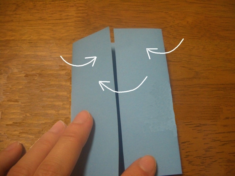 左右を内側に折りたたむ