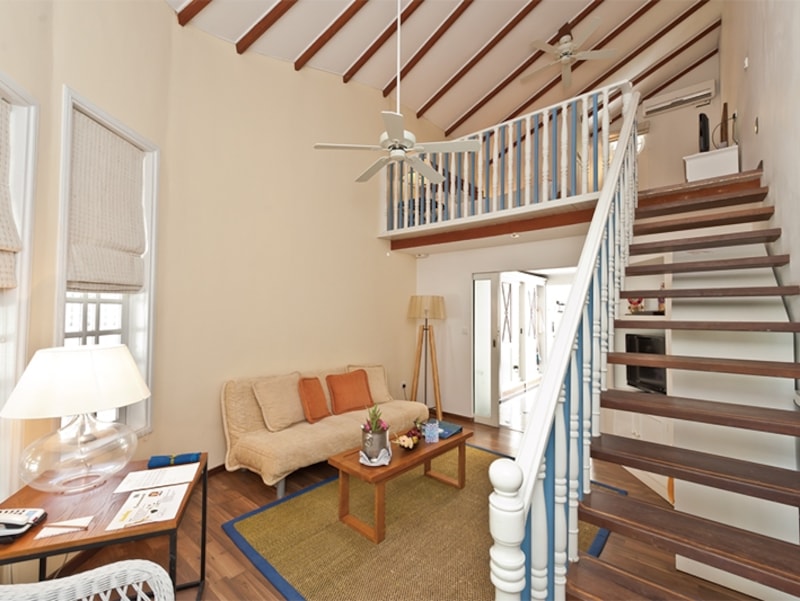 ビーチスイート内部。白亜のインテリアが地中 海風で素敵。2階が寝室になっています