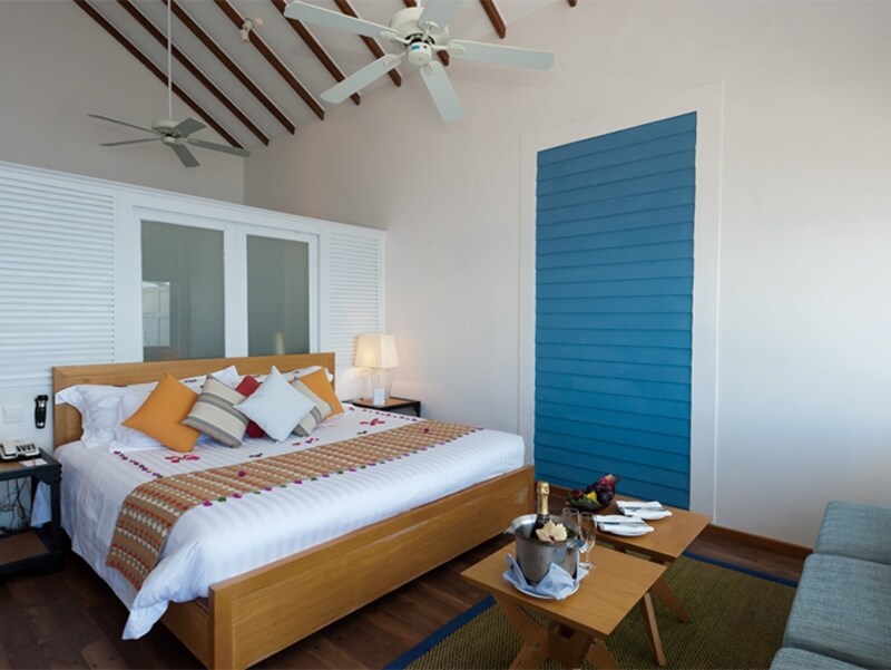 水上ヴィラ内部。目の前はモルディブの海！ お部屋の広さは80平方メートル以上あります