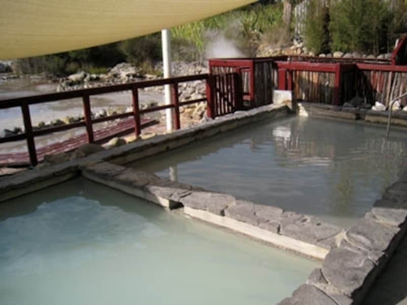 濃い温泉にゆっくり浸って旅の疲れを癒したい