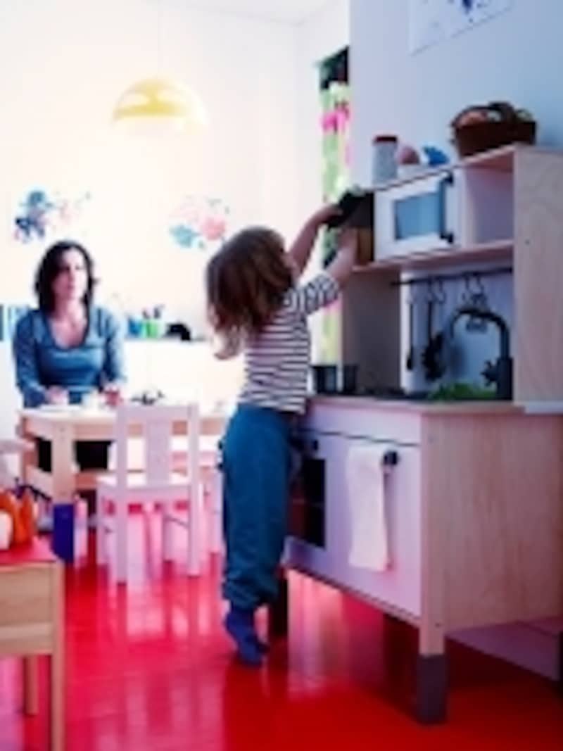 上部は電子レンジとキッチン用品を掛けるためのフック付き