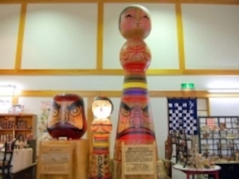 日本一のジャンボこけしとダルマ展示