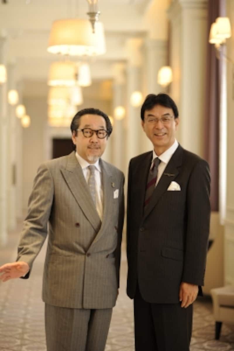 ガイド（右）と藤崎総支配人（左）