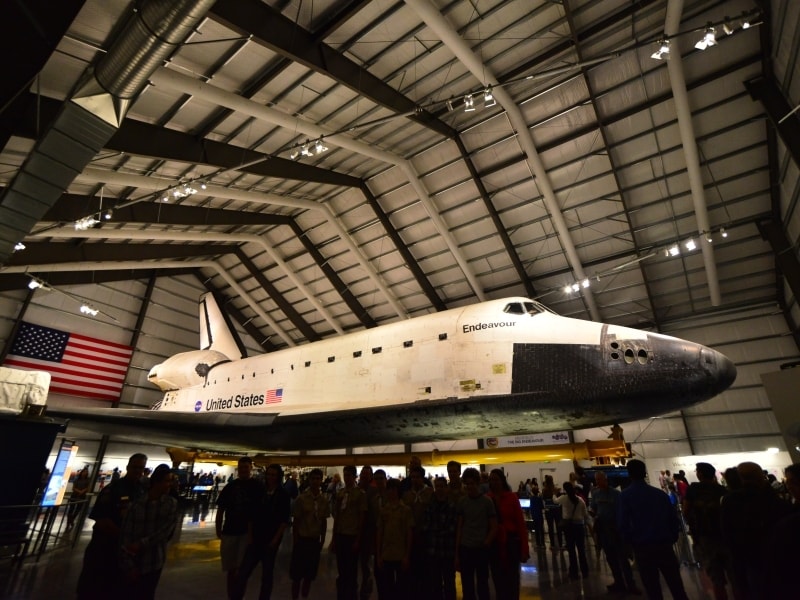 スペースシャトル全体を詳しく見ることができるように展示されている