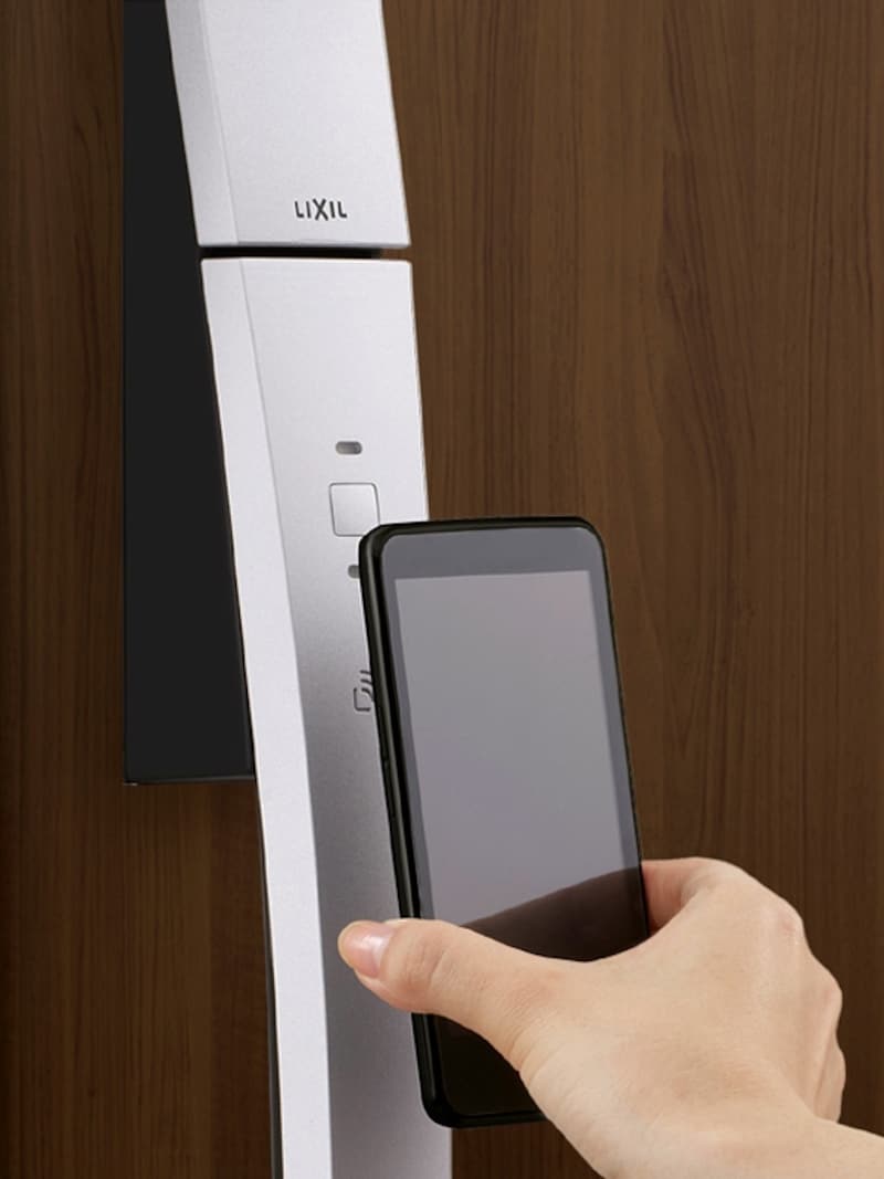 手持ちの携帯電話を玄関キーとして利用することも。 [ジエスタ　Ｓ型ハンドルカザスプラス] 