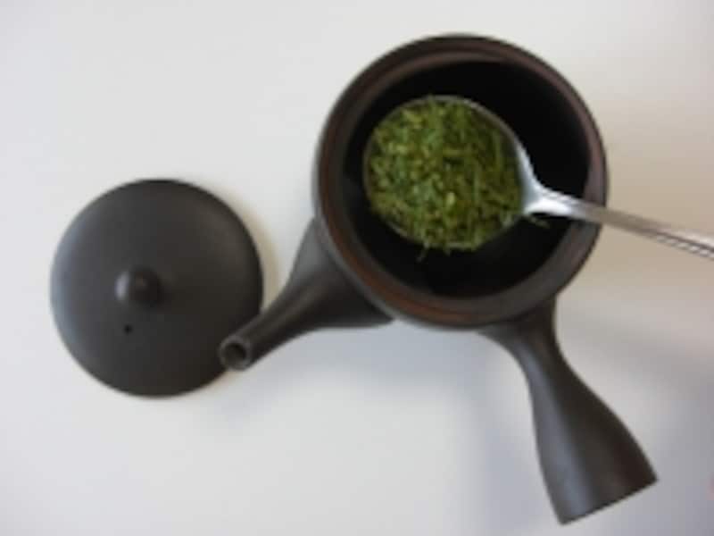 玄米茶の茶葉をいれる