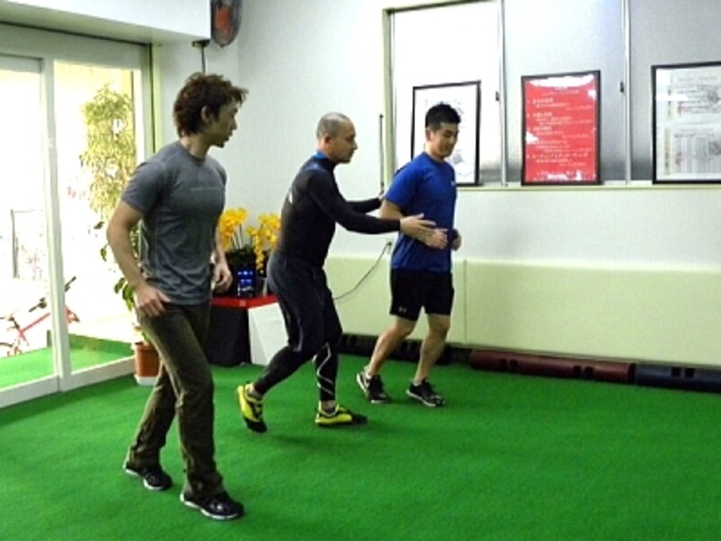 まずは前後のランからスタート。フォームをこまかくチェックしながら行います