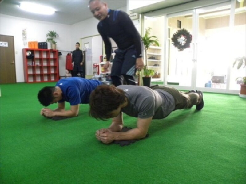 いつも行っているプランクも、フォームを客観的にチェックしてもらうと、新しい発見があります