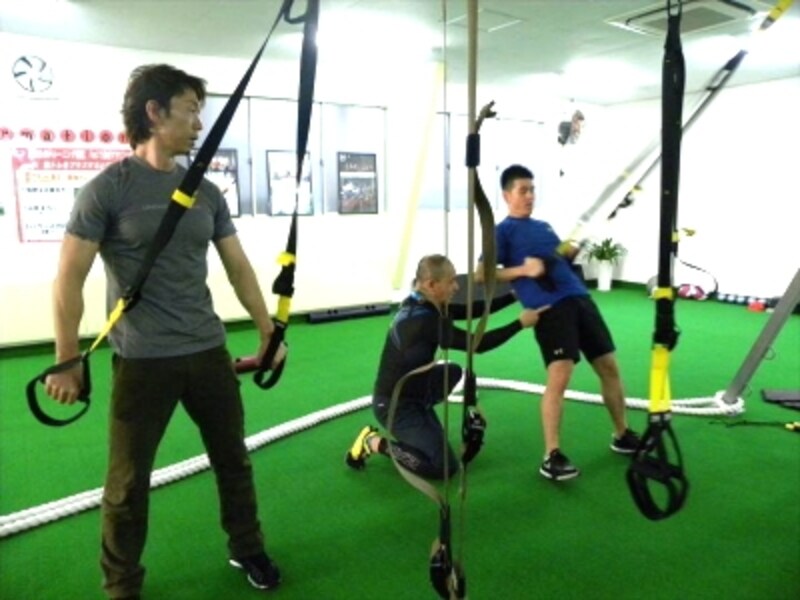 不安定なハンドルで全身を支えることで、筋力とバランス力などを総合的に強化することができる