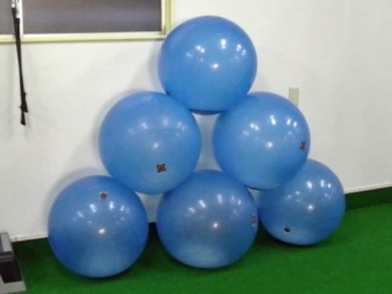 「バラストボール」は、中に砂が入ったバランスボール。転がっていかないため、安定したトレーニングが行える。また、砂が奏でる音も心地よい