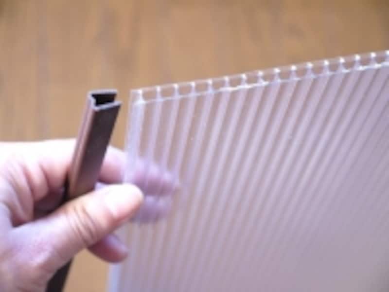 ポリカーボネイトにカブセをはめこみます