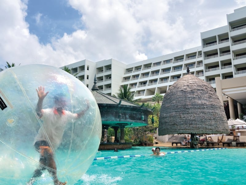 プールに浮かべた巨大なボールの中に入って歩くことができるウォーターボール