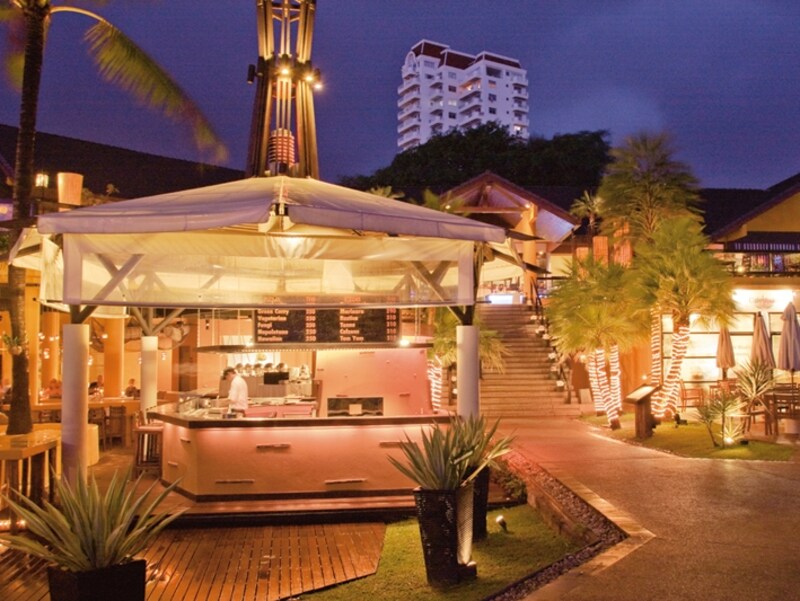 ピザの焼き窯を備えたサンド・バー。お勧めピザは トム・ヤム・ピザ！