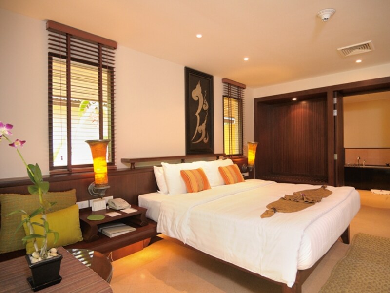 ヴィラタイプの寝室はアジアンインテリアが特徴。 一方、レジデンスはモダンインテリアになっています