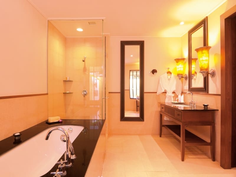 ゴージャスなバスルーム。大きなバスタブが特徴的