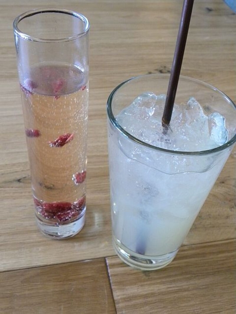 「スラッピーケークス」の「スラッピーレモネード」（450円）と「クランベリーフィズ」（650円）