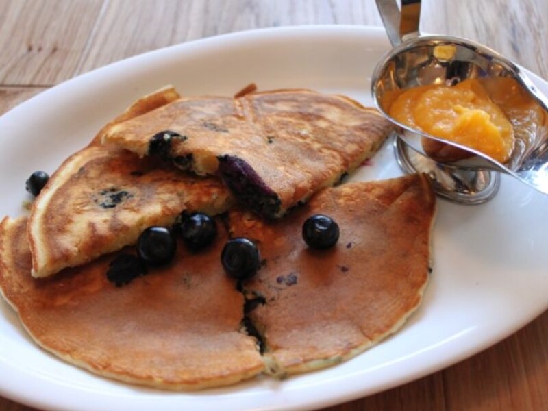 「スラッピーケークス」の「ブルーベリーのパンケーキ 自家製レモンカード添え」(1100円)