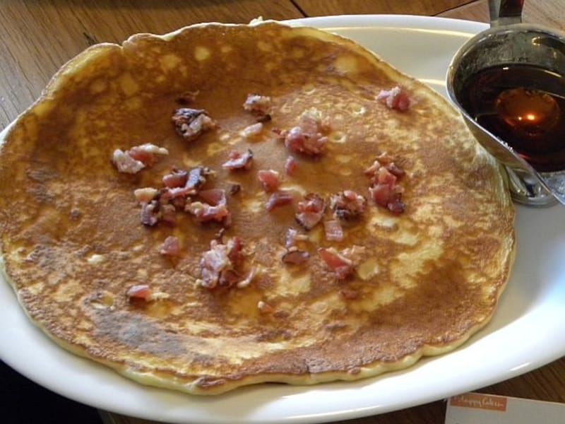 「スラッピーケークス」の「クランブルベーコンのパンケーキ ピュアメープルシロップ添え」(1050円)