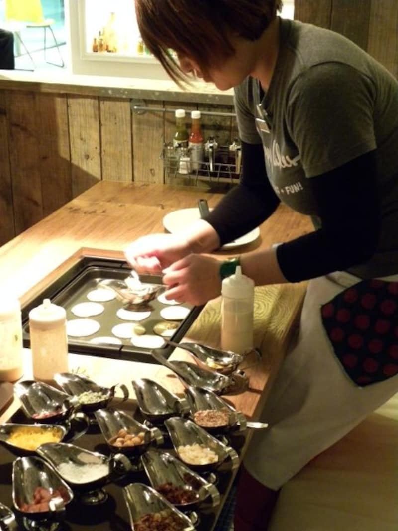 自分の好みの生地や具、トッピングを選び、好きな大きさでパンケーキが焼ける