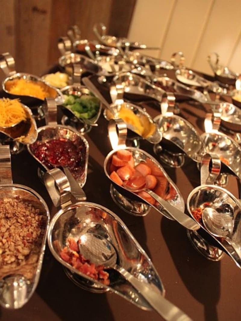 様々な具材やトッピングがずらりと並ぶと壮観!