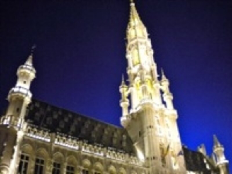 夜はイルミネーションで美しい大広場「グラン•プラス」