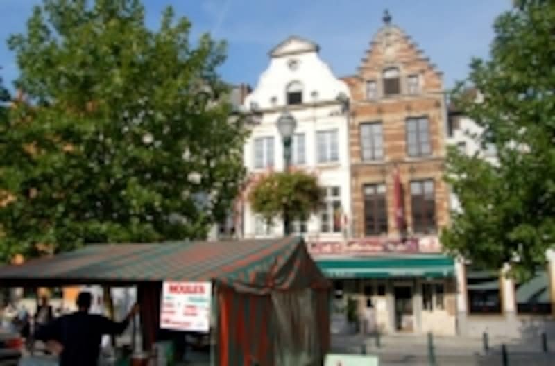 シーフードレストランが評判のサンカトリーヌ広場 © BITC - O. van de Kerchove