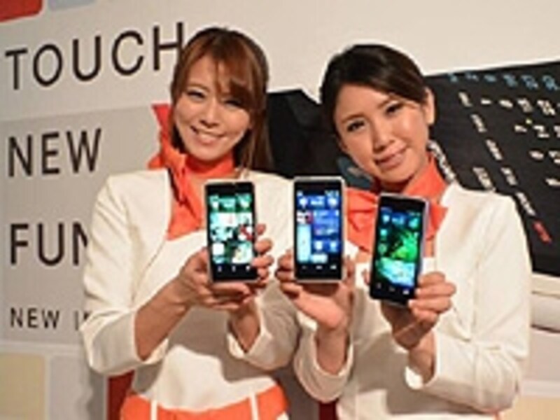 外観だけでなく中身も丸ごとデザインされたauの「INFOBAR A02」。ほかにないホーム画面のユーザーインターフェースが特徴