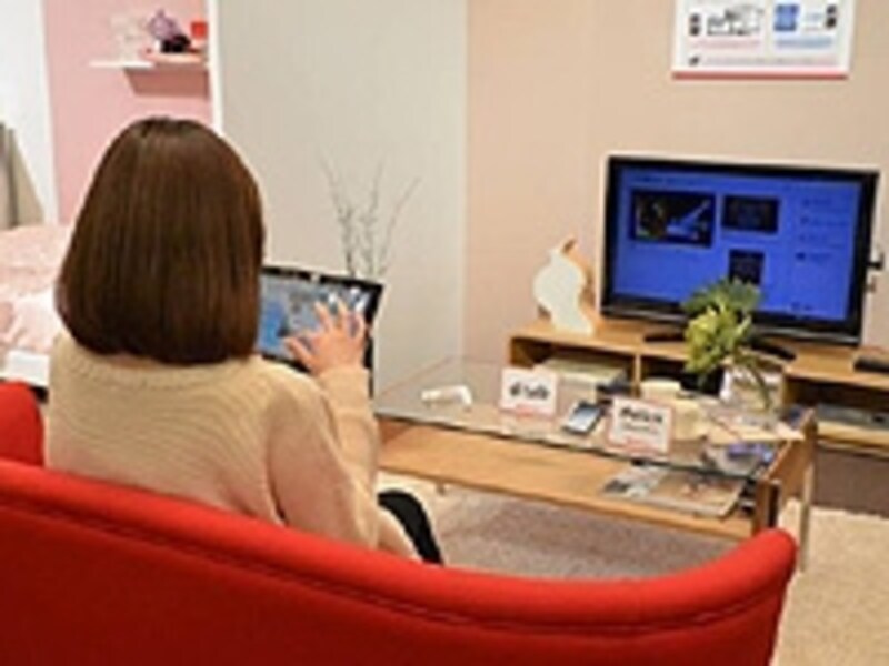 ドコモが提案する「docomo Smart Home」では、スマホと同じID、パスワードでタブレットやテレビから動画配信サービスなどが利用できる