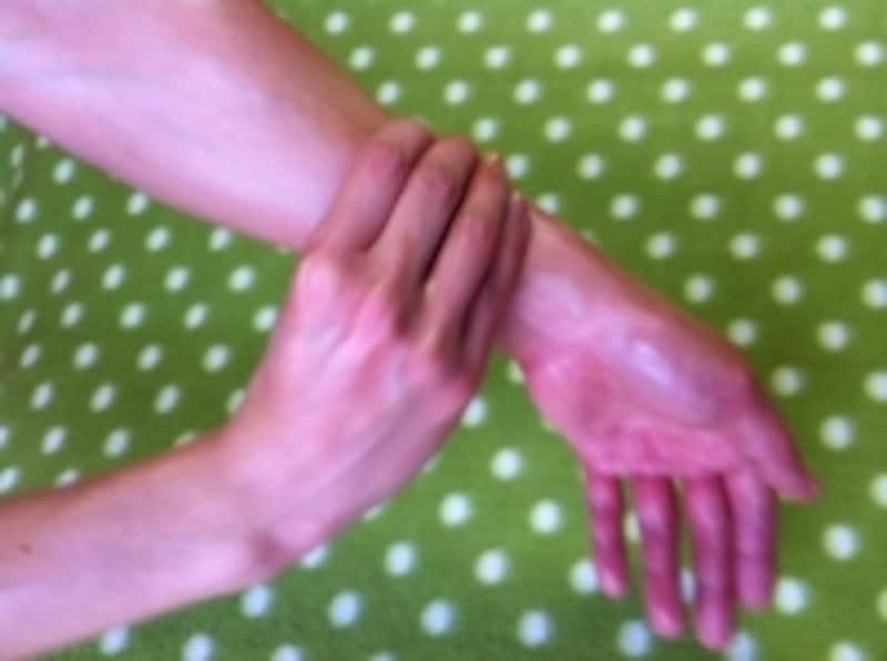 手首まで手を滑らせます
