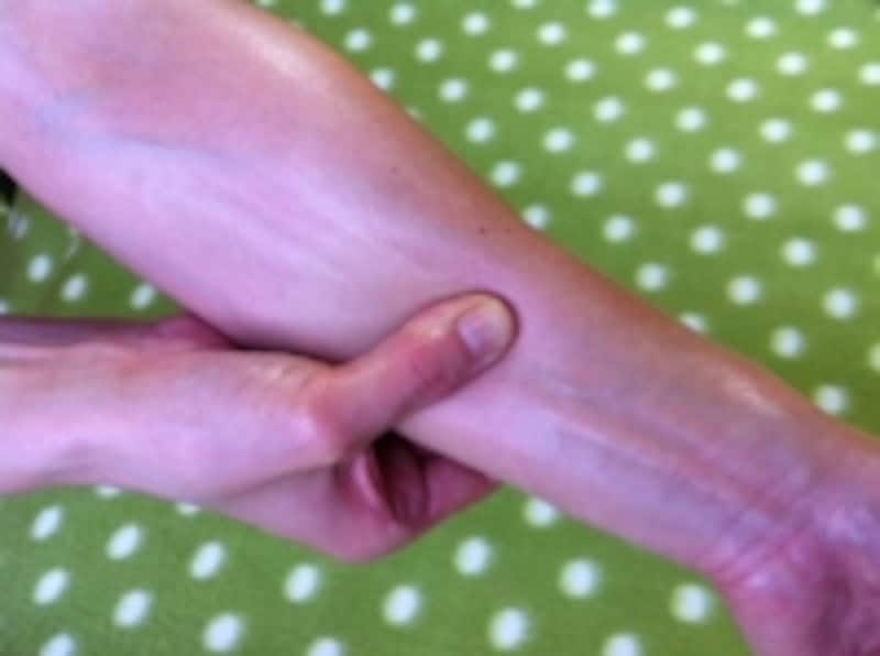 親指の腹で圧をくわえます