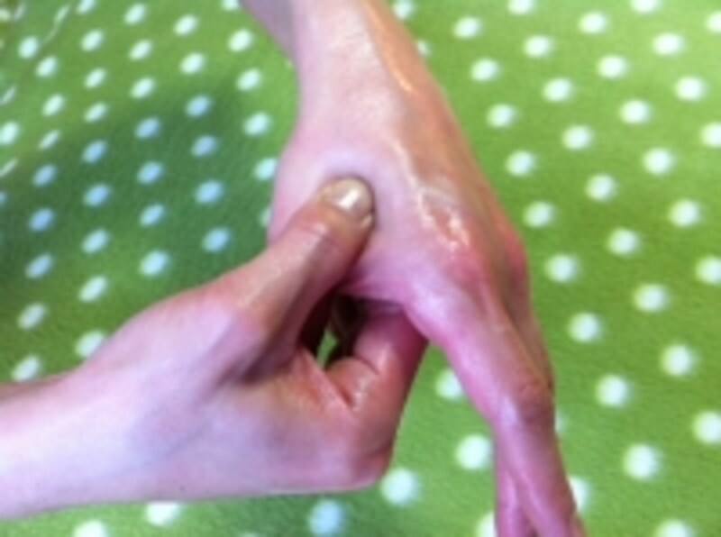 親指と人差し指の付け根をグッと圧迫します