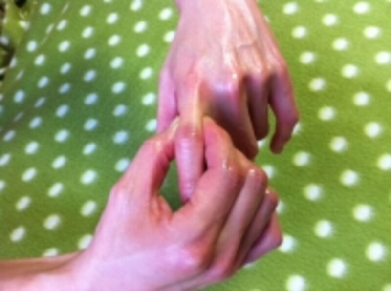 指の側面をグッと握ります