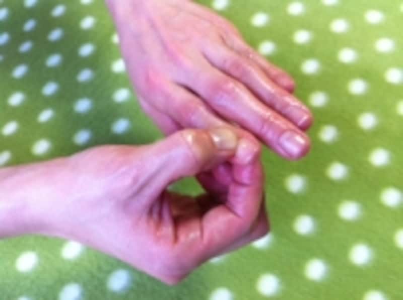 爪の付け根を軽く握ります