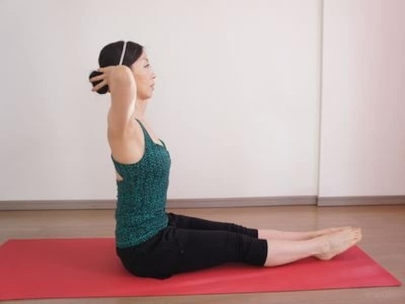 お尻が浮くぐらい背骨をのばす