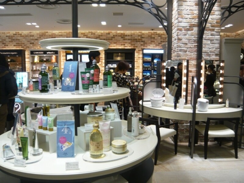 テスター台とメイクブース