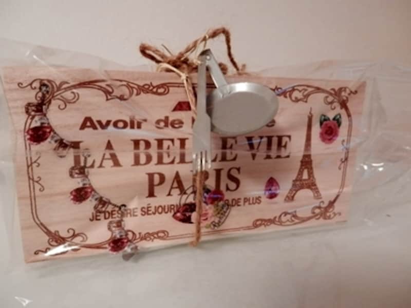 木箱にシールを貼りアレンジしたバレンタインラッピング