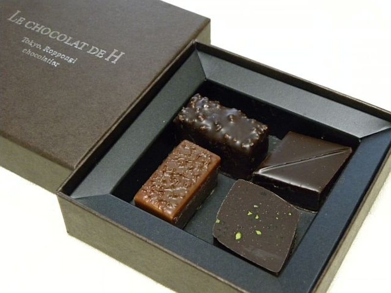 「ル ショコラ ドゥ アッシュ」のボンボンショコラより。奥左からジャポネ“ゴマ”、ヒメ、手前左からジャポネ“ユズ”、ジャポネ“抹茶”（1個・各270円、箱代別途）