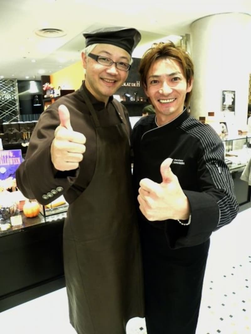 「ル ショコラ ドゥ アッシュ」の辻口博啓シェフと、チーフ・ショコラティエの若林繁シェフ