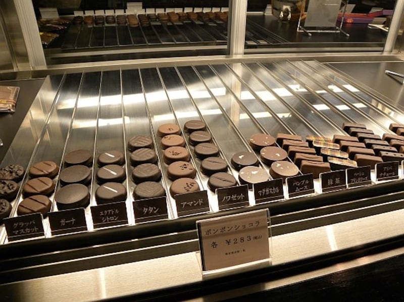 「CELLAR DE CHOCOLAT(セラー・ド・ショコラ)」のボンボンショコラ(円盤形1個・各283円)