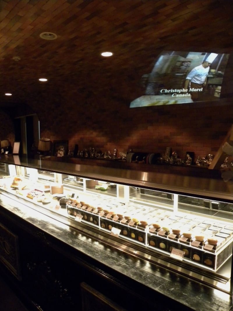 本物のワインセラーのような「CELLAR DE CHOCOLAT(セラー・ド・ショコラ)」の内装