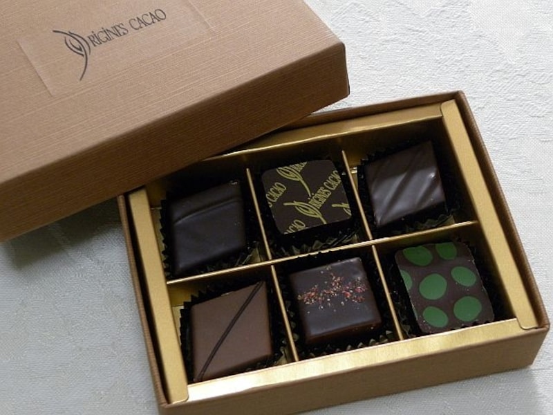 「オリジンーヌ・カカオ」の「チョコレート詰め合わせ」(6個入・1680円) 奥左からヴィーナス、オリジンーヌ・カカオ、マラカイボ、手前左からオテロ、ジャマイカ、オリビエ