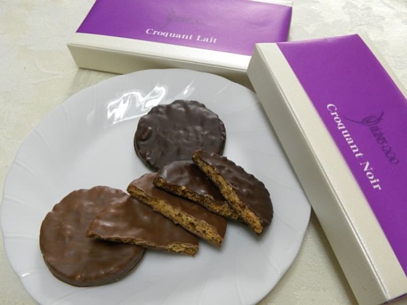 「オリジンーヌ・カカオ」の「クロカン ノワール」と「クロカン レ」(各4枚入・735円)