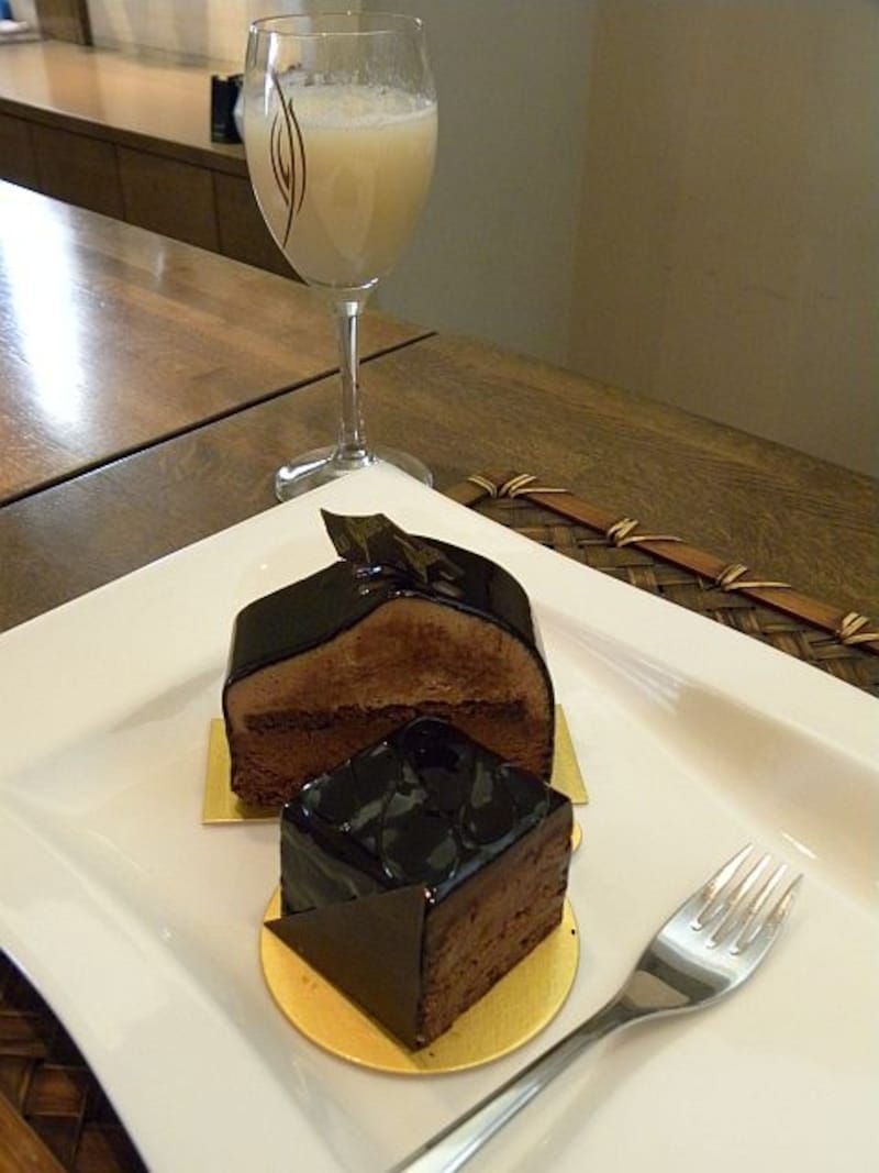 「オリジンーヌ・カカオ」の「ケッツア」(530円)と「ラクテノワール」(525円)、「カカオジュース」(600円)