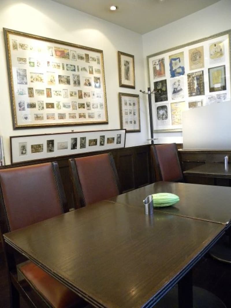 「ミュゼ・ドゥ・ショコラ・テオブロマ」の店内にはチョコレートにまつわるポスターも沢山飾られている