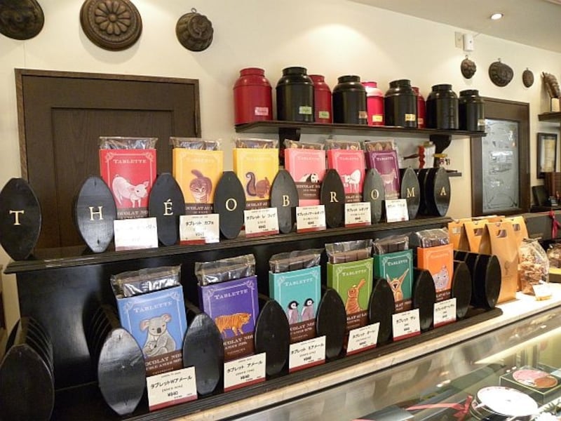 パリの蚤の市で買い求めたお菓子の型や、アフリカ在住民族のお面なども飾られ、まさにミュージアムのような店内