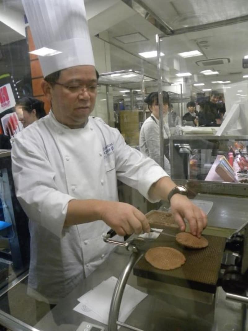 2013年1月、東京・伊勢丹新宿店で開催された「サロン・デュ・ショコラ2013」でも、限定商品の実演販売が話題に。ヨーロッパ中世から伝わる伝統菓子「ゴーフル」を「テオブロマ」流にアレンジした「ショコフル」（催事期間中のみ販売）を自ら焼き上げる土屋シェフ