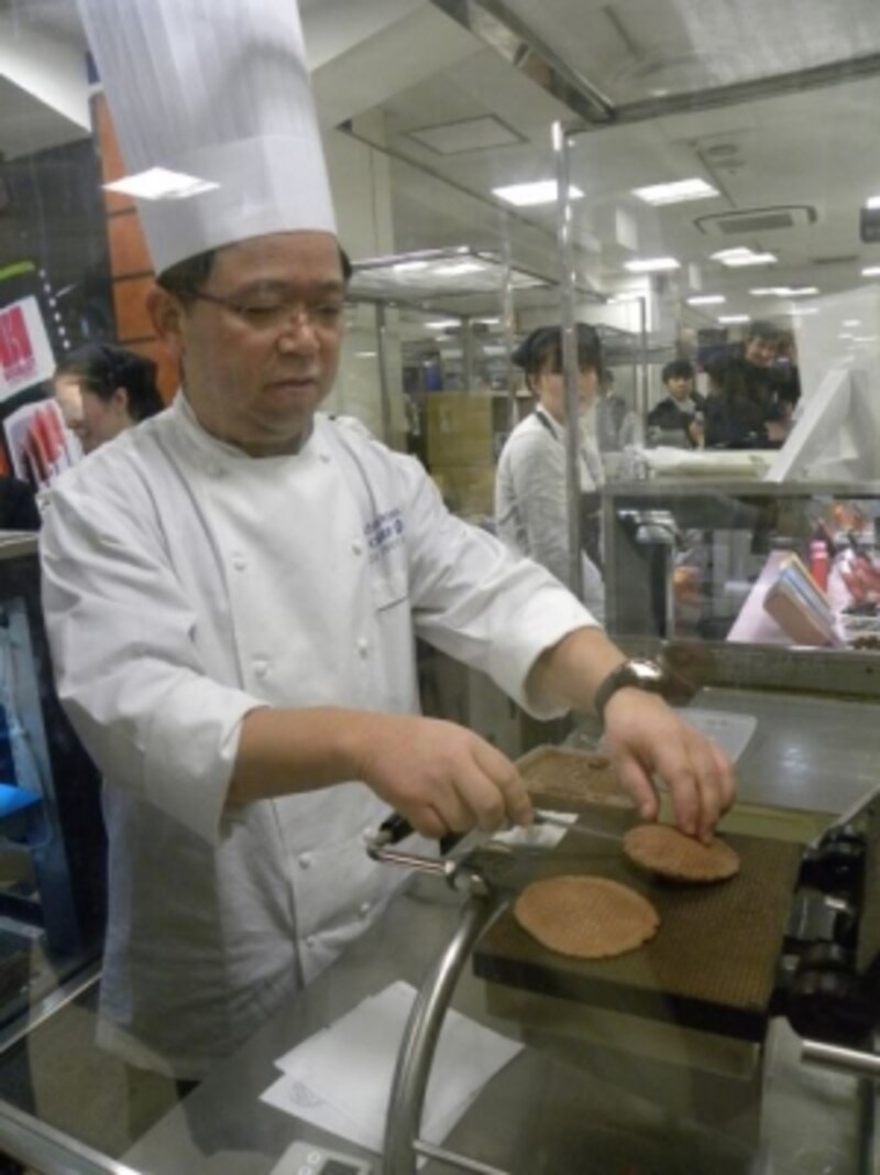 2013年1月、東京・伊勢丹新宿店で開催された「サロン・デュ・ショコラ2013」でも、限定商品の実演販売が話題に。ヨーロッパ中世から伝わる伝統菓子「ゴーフル」を「テオブロマ」流にアレンジした「ショコフル」(催事期間中のみ販売)を自ら焼き上げる土屋シェフ