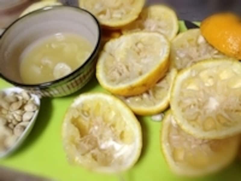 ゆずを絞り、種をとりのぞく
