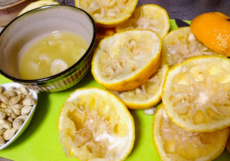 ゆず茶の作り方・レシピ：柚子を絞り種をとりのぞく