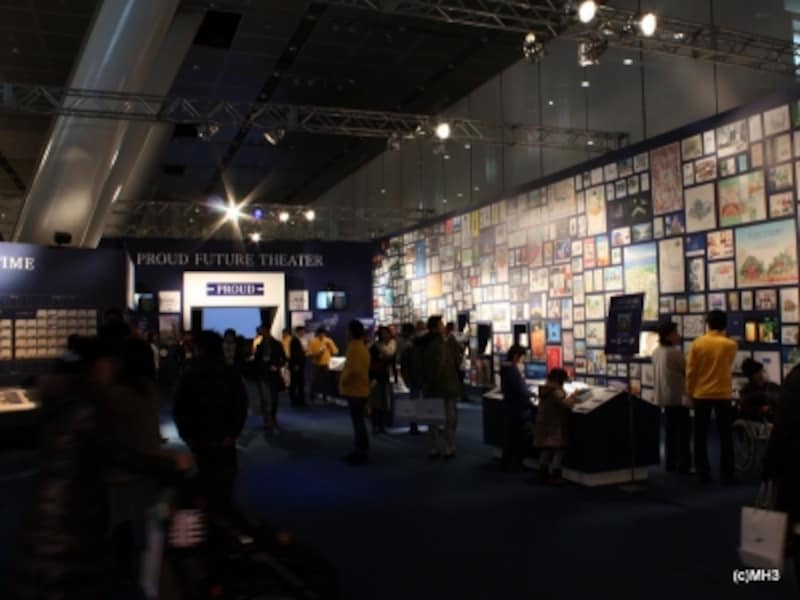 「プラウド ブランドゾーン」壁一面に過去のプラウド物件分譲時のチラシが飾られた。